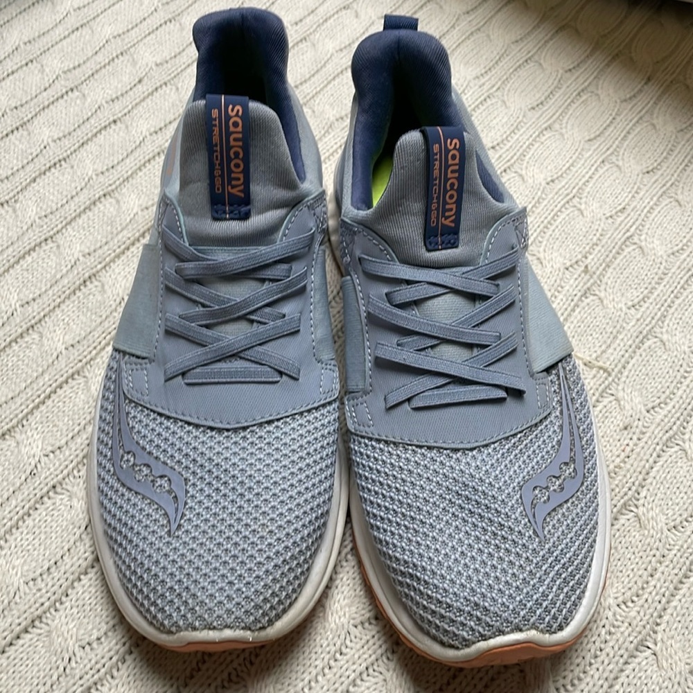 Saucony stretch & go sneakers. Sz 9.5 Slip on/faux laces. Light bluish/lavender